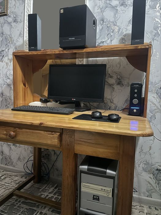 Компьютер ( стол, колонки(microlab))