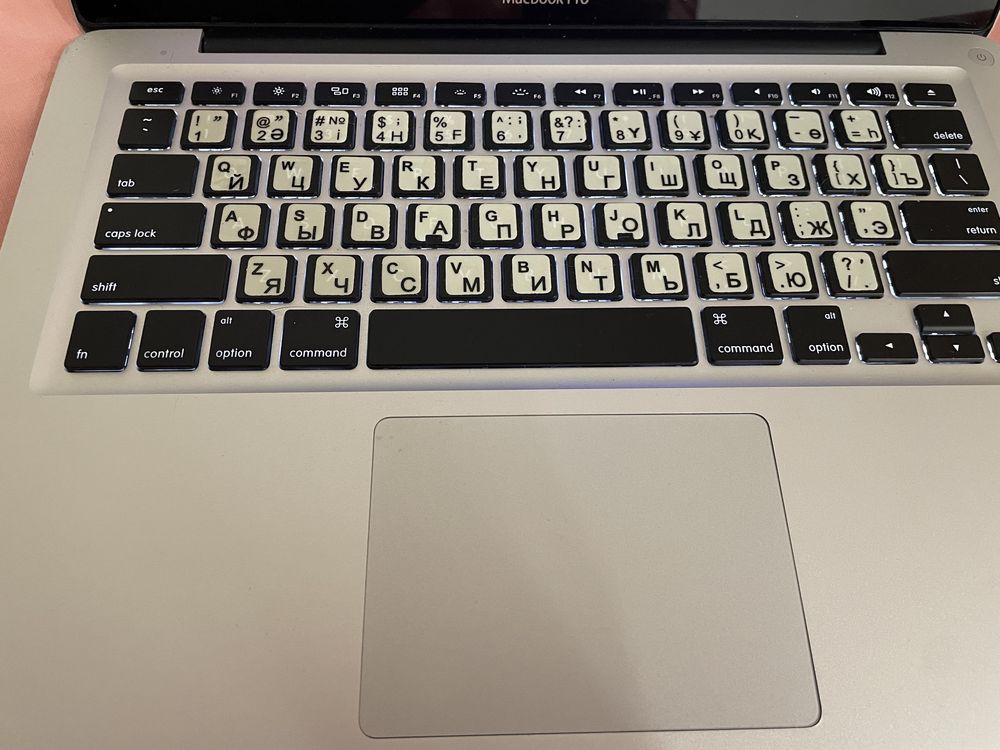 macbook pro есть коцики, зарядка все есть, нет коробки