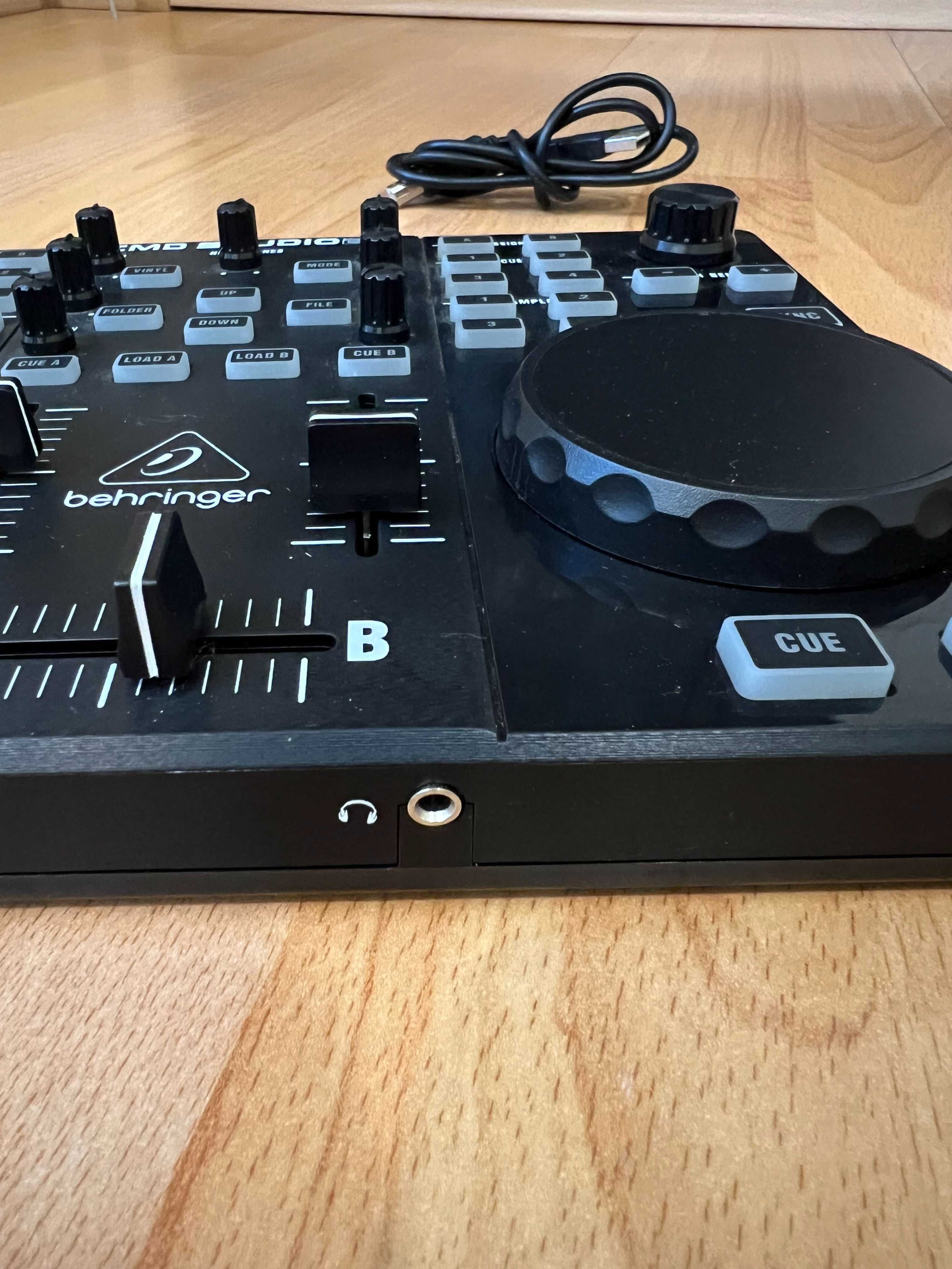 DJ контролер / микс пулт / миксер Behringer