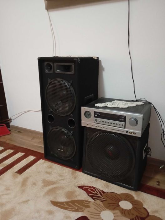 De vânzare boxe și stația.