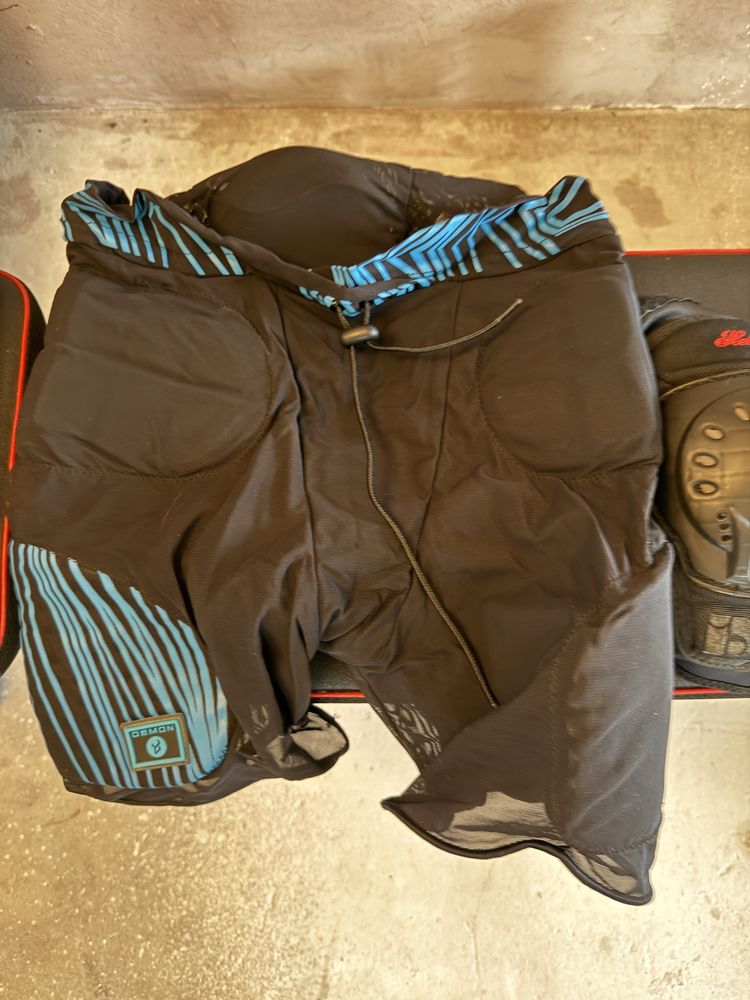 Pantaloni protecție Demon + Genunchiere skate IXS