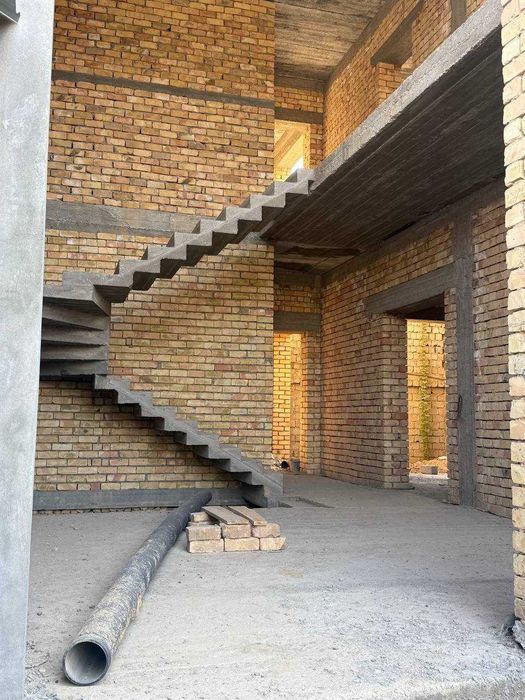 Уй сотилади. Ховли, катедж