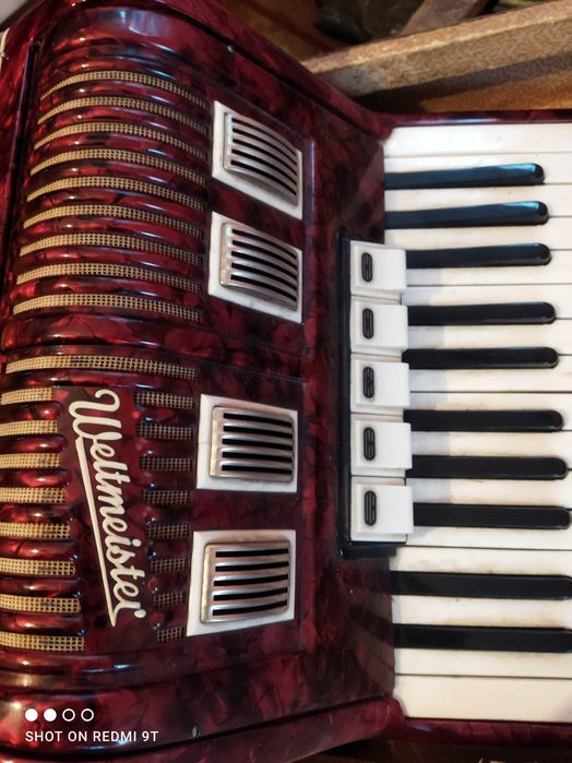 Акордеон велтмайстер 40 баса почти нов