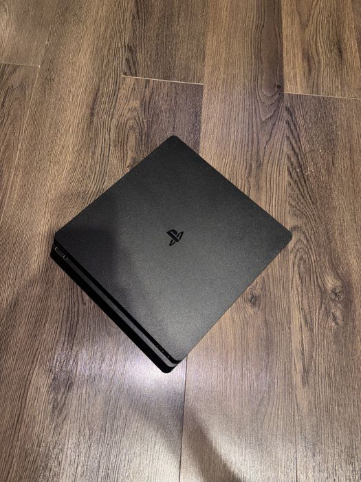 Vand PS4 + 2 manete + 7 jocuri