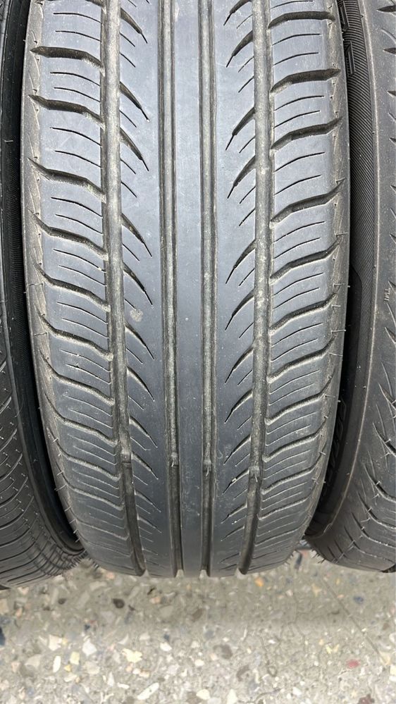 Продам 2 шины 195/65 R15.