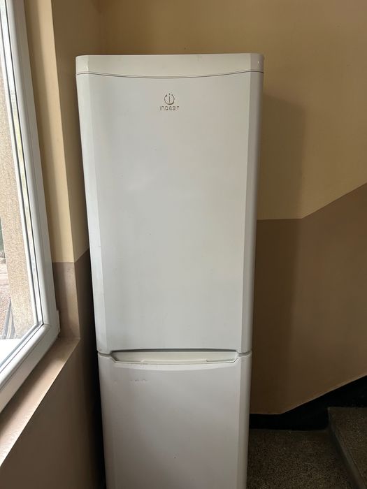 Хладилник Indesit с долен фризер
