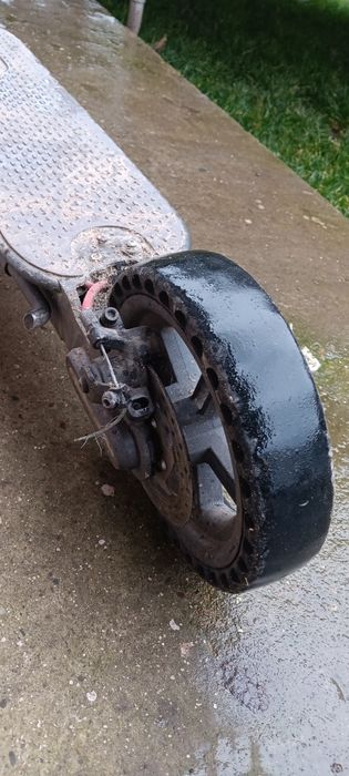 Vând trotineta electrica xiaomi defectă