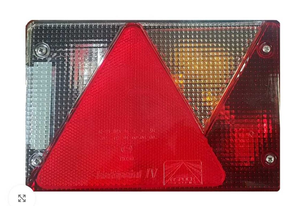 Комплект комбинирани задни лампи 12V с крушки и букса 5 пина