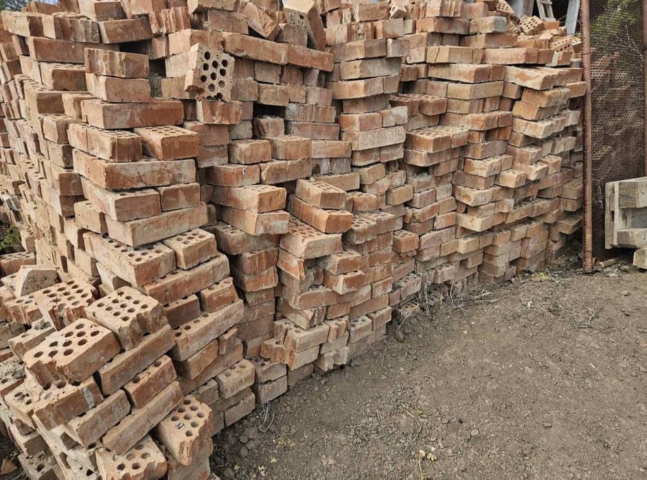 Продават се тухли единички