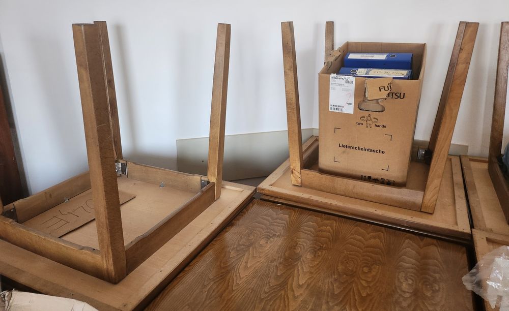 Продавам квадратни дървени маси - 10 броя