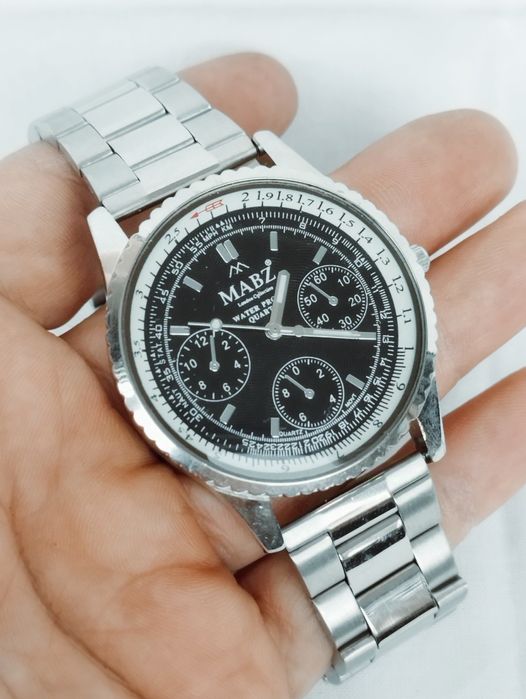 Ceas bărbătesc cu quartz, carcasă și curea din oțel inoxidabil.