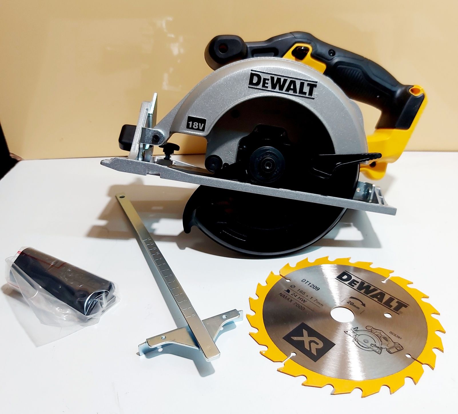 Акумулаторен циркуляр Dewalt DCS391N