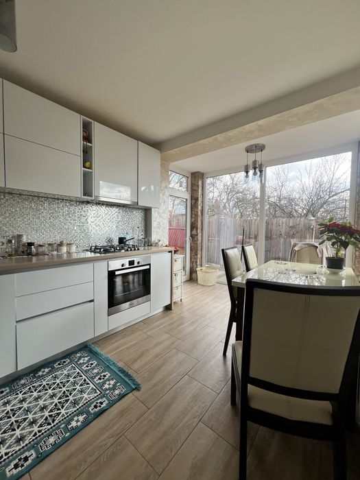 Vand casa 5 camere,200mp utili,850 mp teren,7 km de Pitesti(10 min),