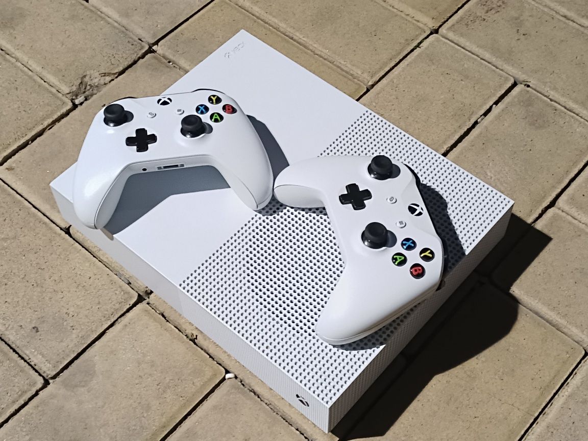 СРОЧНО Xbox One S 1TB + 2 геймпада + 9 игр + аккаунт (оригинал)