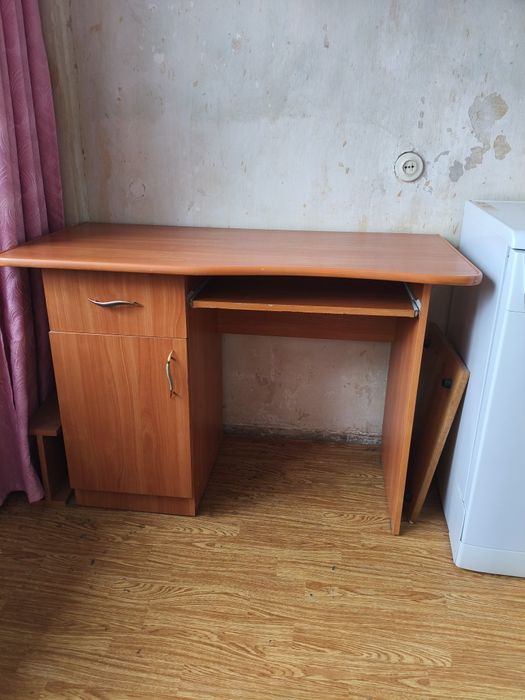 Продам стол письменный, в хорошем состоянии.