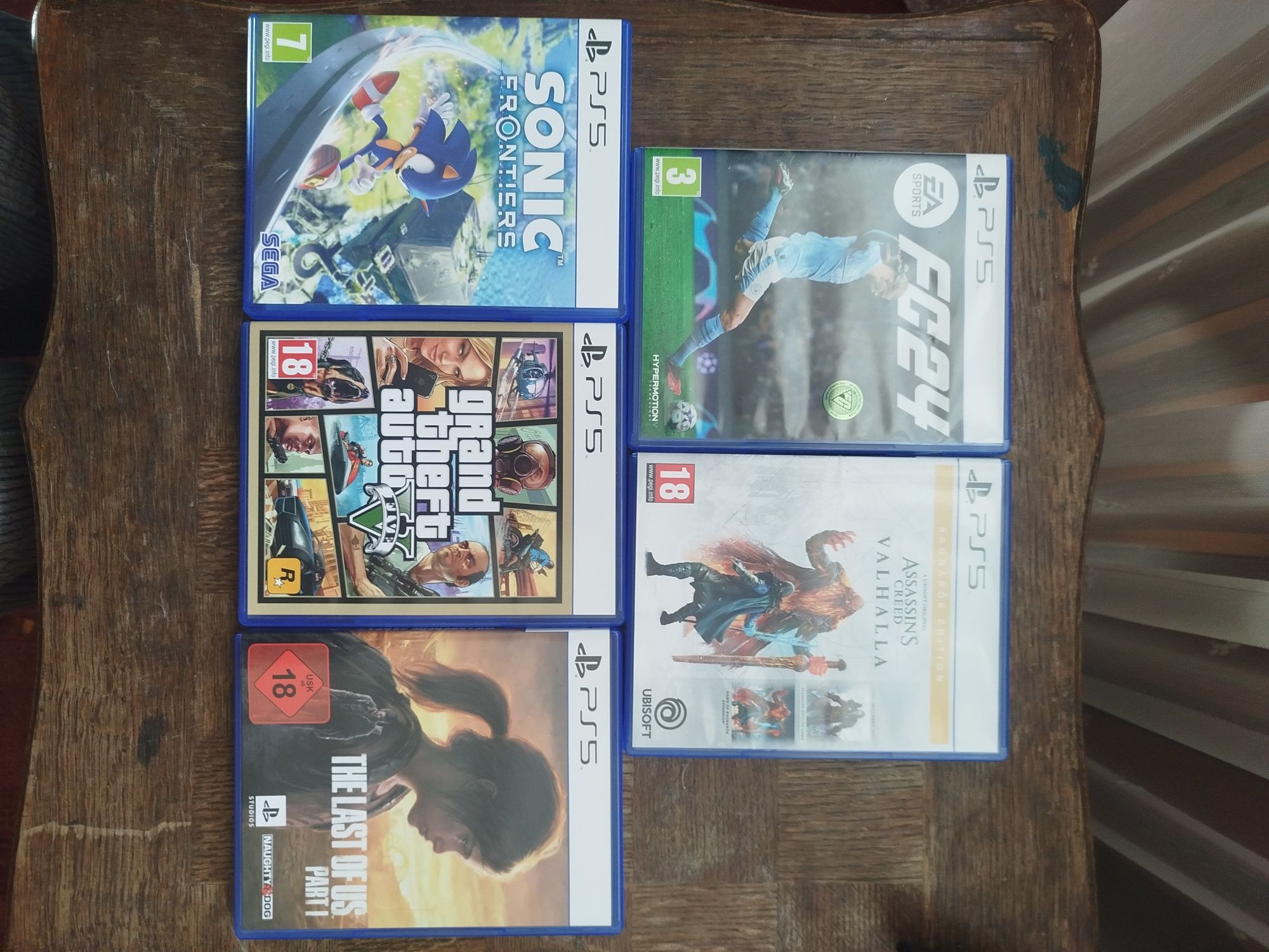 Playstation 5 (със 2 контролера и 5 игри)