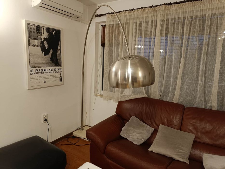 Запазен кожен диван