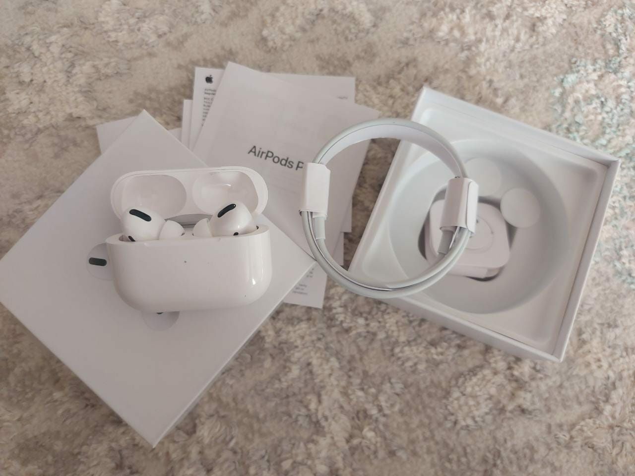 Наушники Apple AirPods Pro with Magsafe Charging Case белый новый