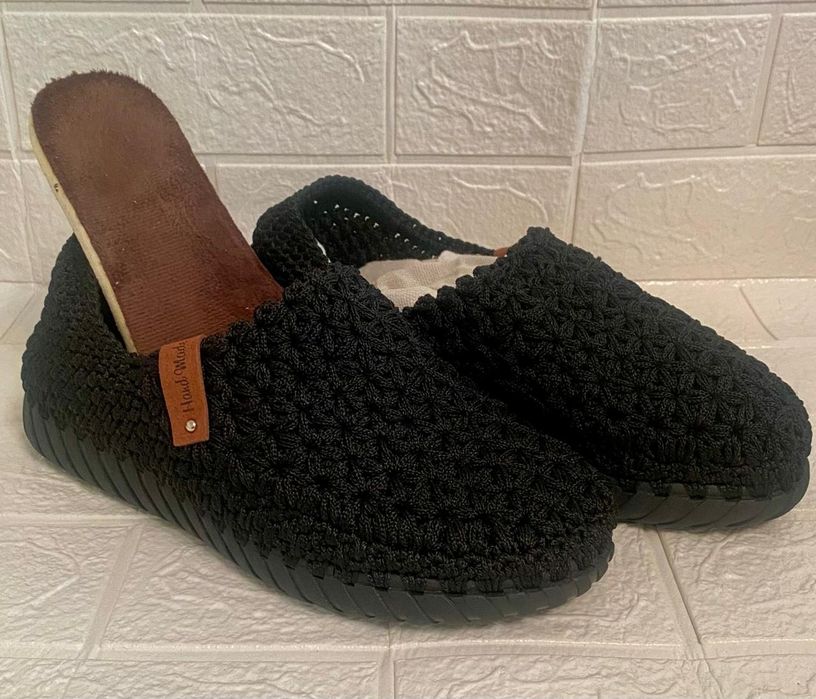 Продам кроссовки и тапочки ручной работы