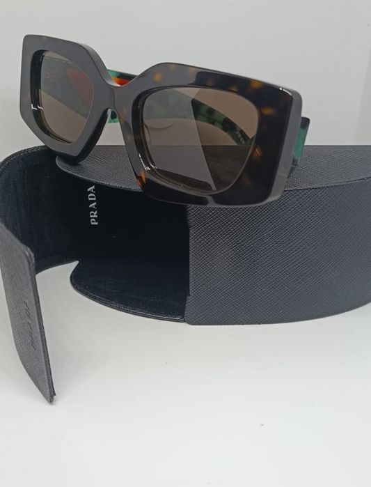 Продавам слънчеви очила Prada SPR 15Y кафяво със зелено