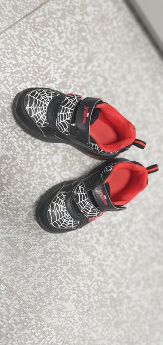 Светещи маратонки със спайдърмен