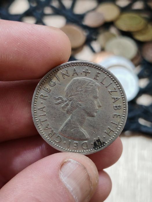 Продавам група от 8 броя стари монети с лика на Кралица Елизабет II. О