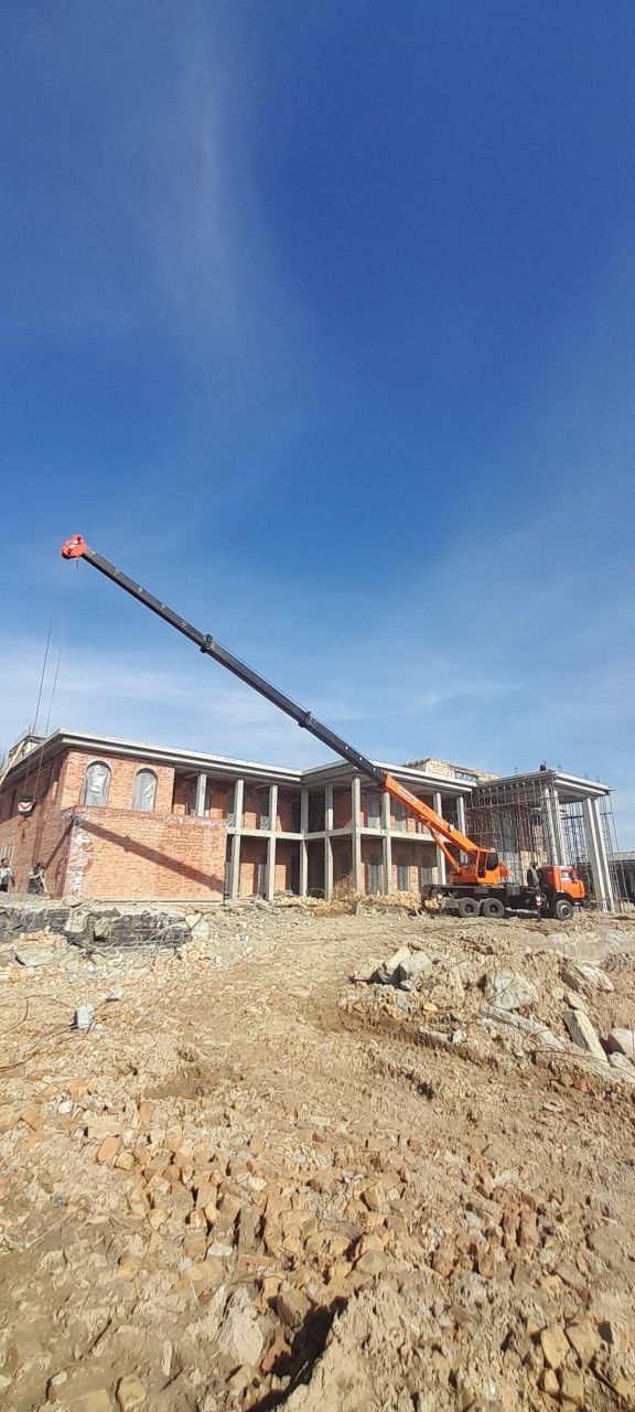 Auto kran usluga 25 ton 28 metr