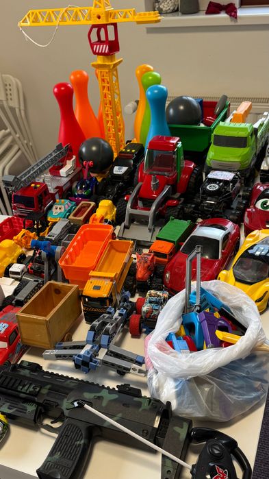 Jucării mașini multe