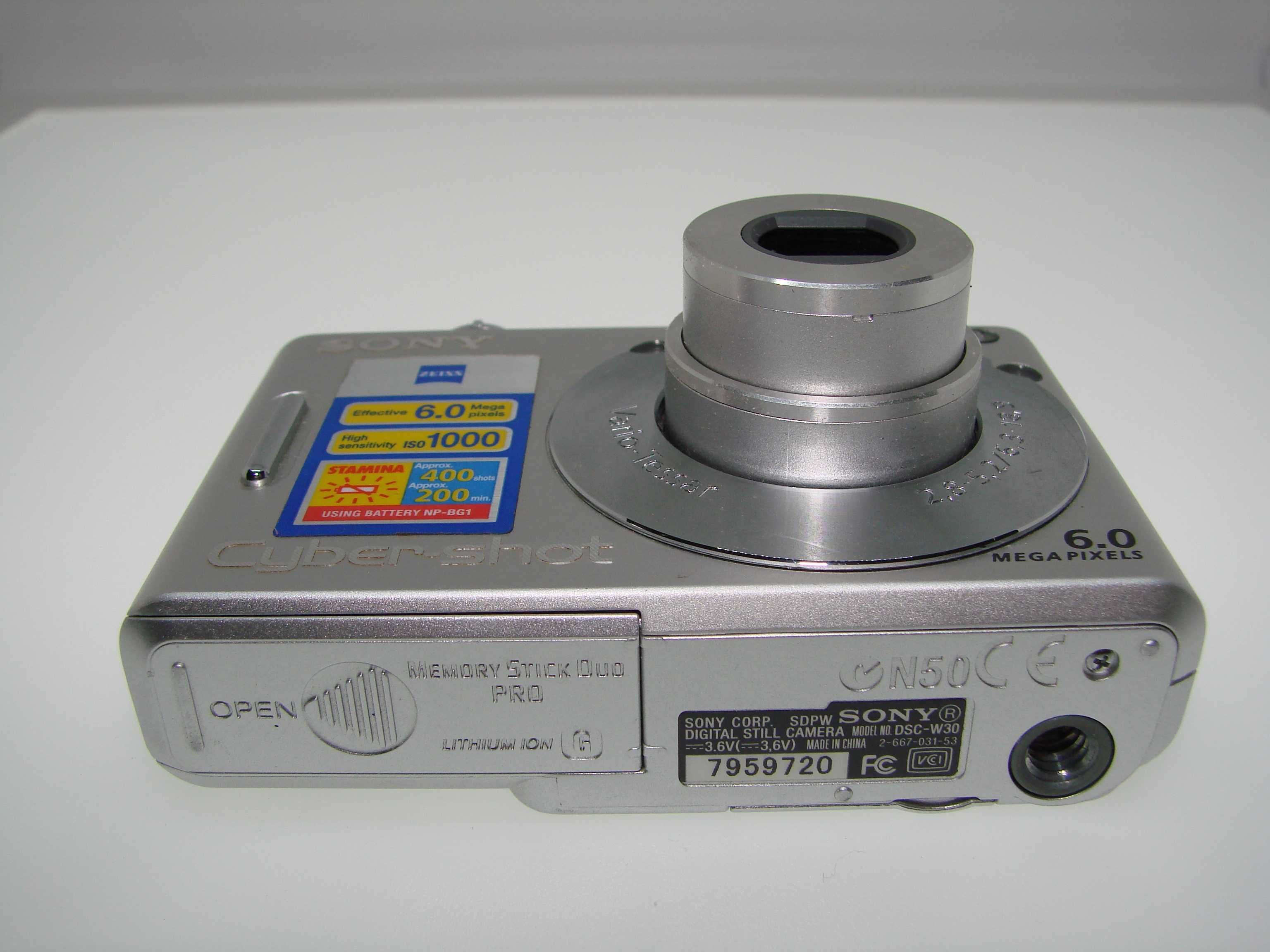 Sony Cyber-shot DSC-W30 Компактен дигитален фотоапарат 6.0MP! комплект