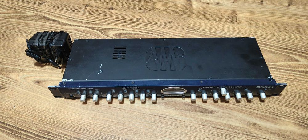 Preamplificator cu lampa,compresor si egalizator incorporate