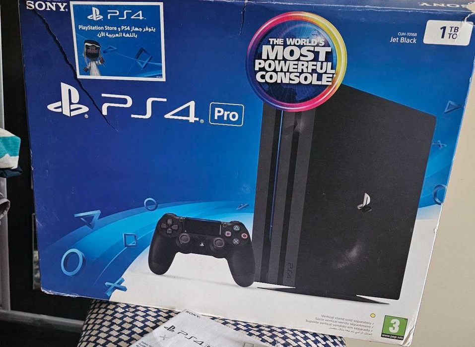 Продается игровая  приставка PS 4 PRO       1 trb