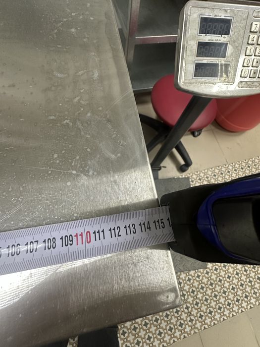 Стол из нержавеющей стали пригодная для общепита.