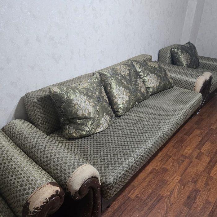 Уголок отдыха, диван и два кресла, Сатпаева 31