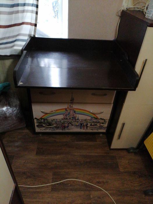 Комод с выдвижными ящиками