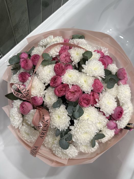 Кустовые розы и белые хризантемы