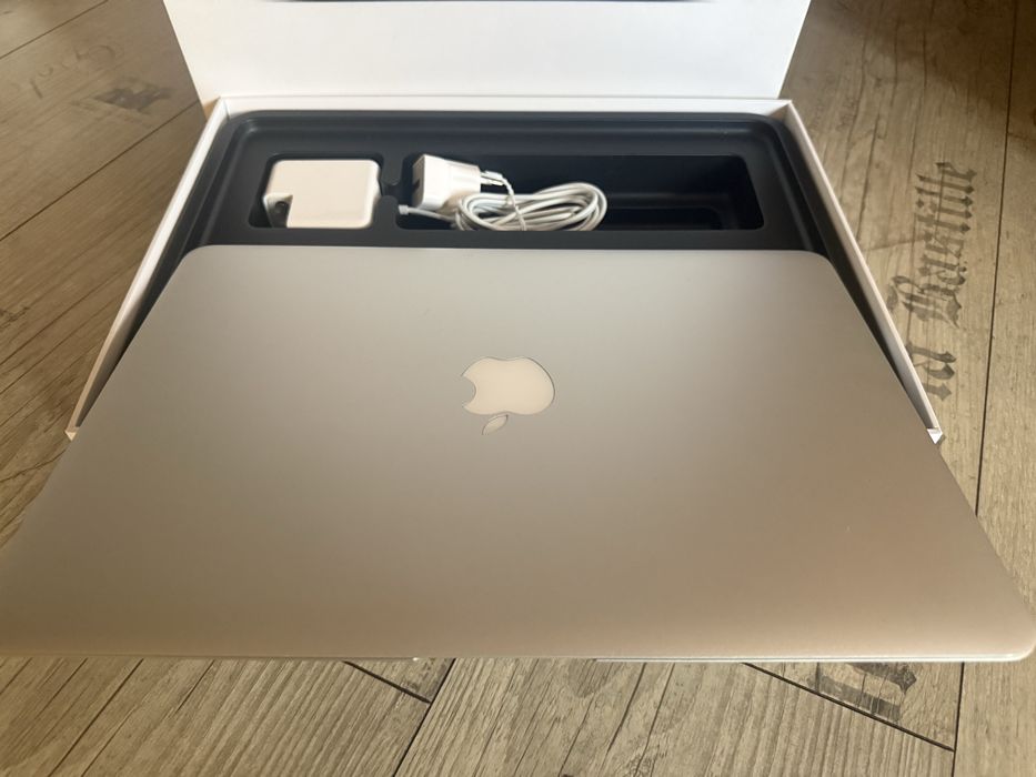 Продавам MACBOOK AIR 13