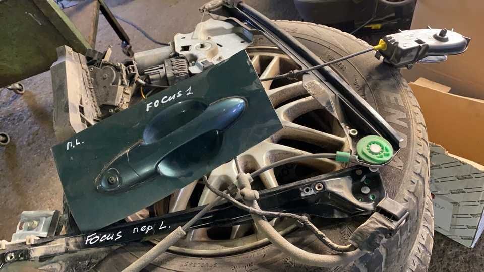 капот на Форд Фокус1 в идеальном состоянии в наличии