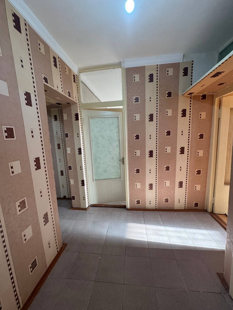 Қарши 3 хонали 2-этаж ўрта қатор катта балконли Сифат магазин олдидан