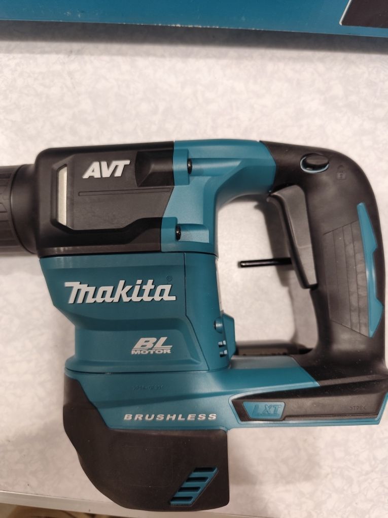 Акумулаторен безчетков къртач Макита Makita DHK180