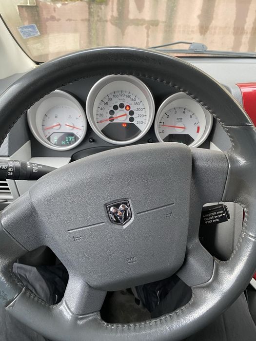 СУВ Додж автомобил