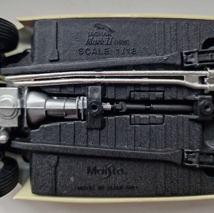 Macheta auto Jaguar Mark II fildeșului si rosu 1959 Maisto 1:18