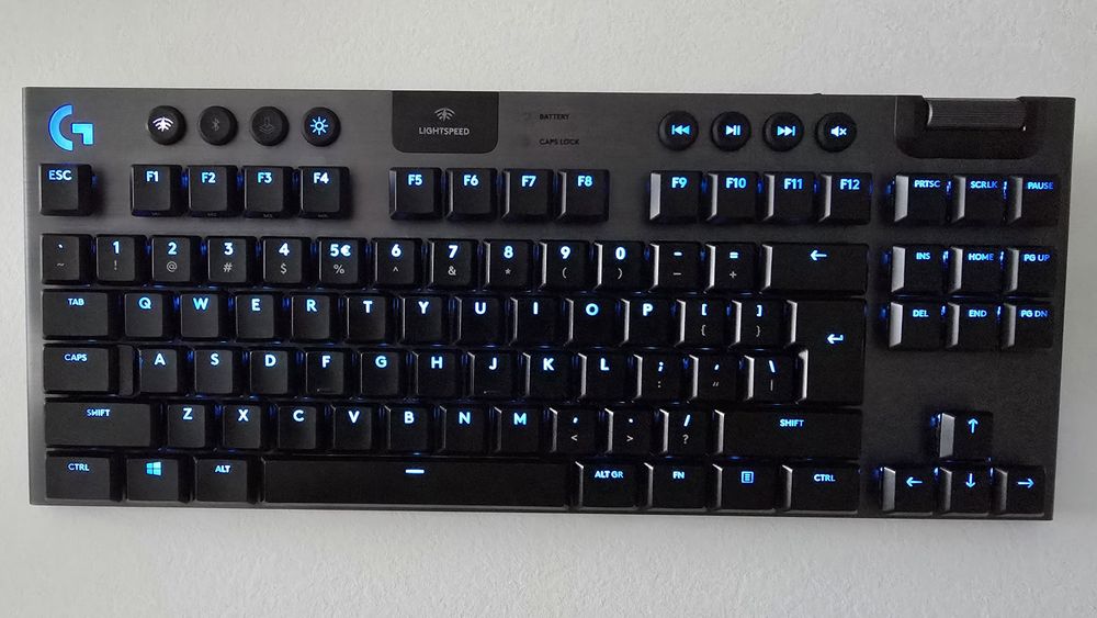 Logitech G915 TKL si G502 X Plus set premium de gaming