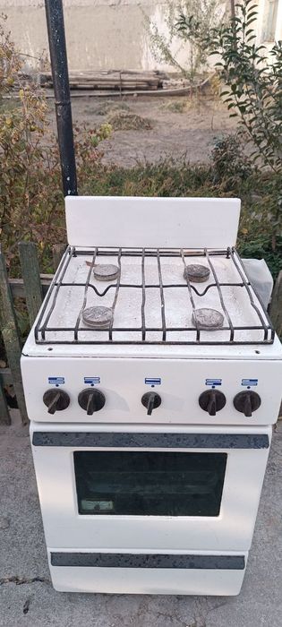 Газовая плита четырех комфорчатая