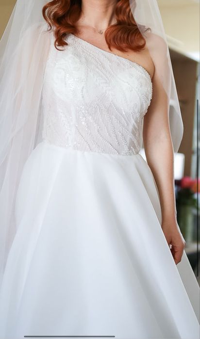 Rochie mireasa asimetrica