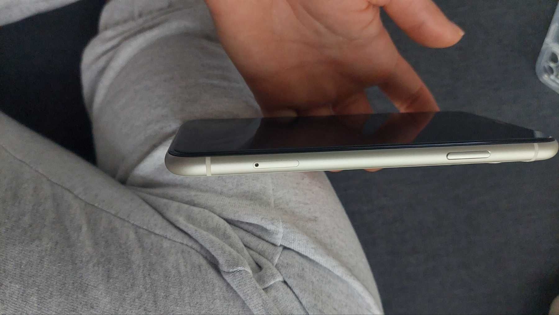 iPhone 11, 64 GB, 100% батерия – почти нов, търси нов собственик