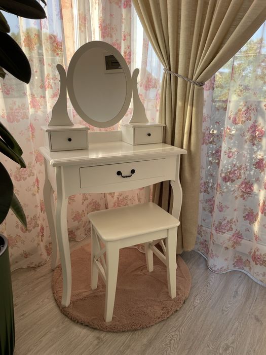 Vand măsuță machiaj