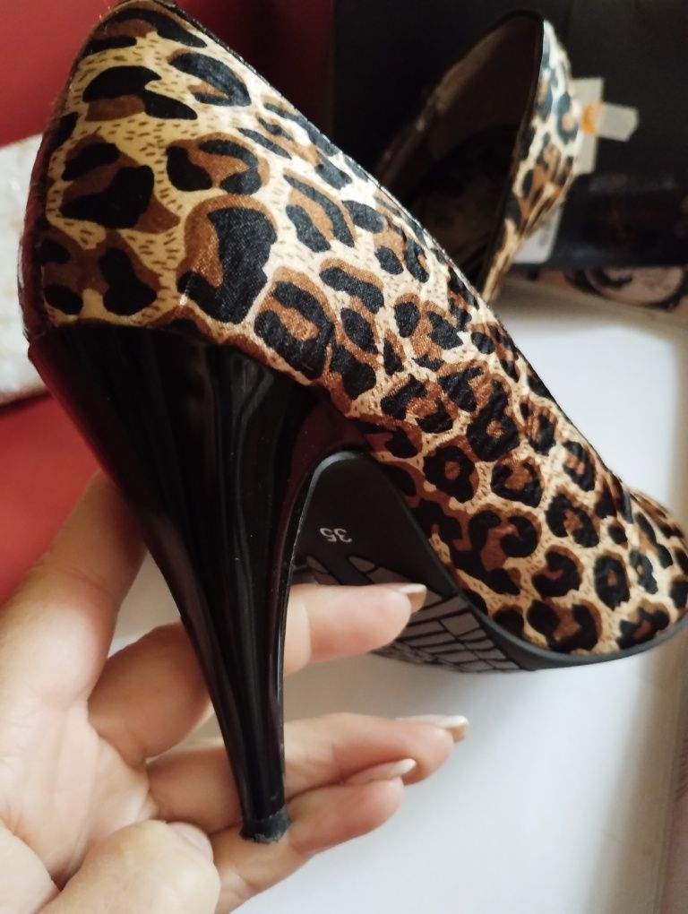 Чисто нови дамски обувки на Miss Sixti,  младежка линия Killah