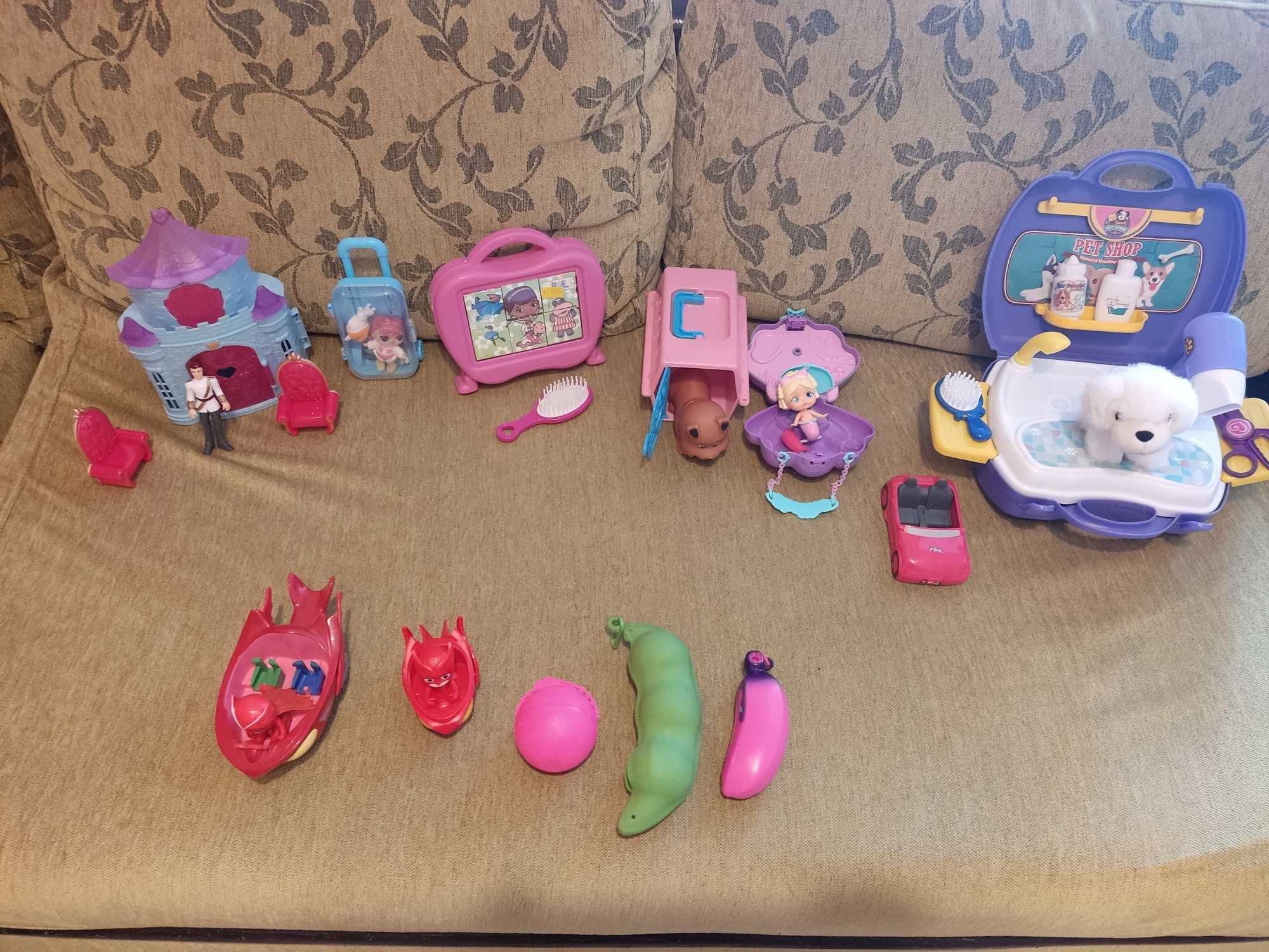 Jucarii ieftine foarte variate: Plusica, Vampirina, Barbie