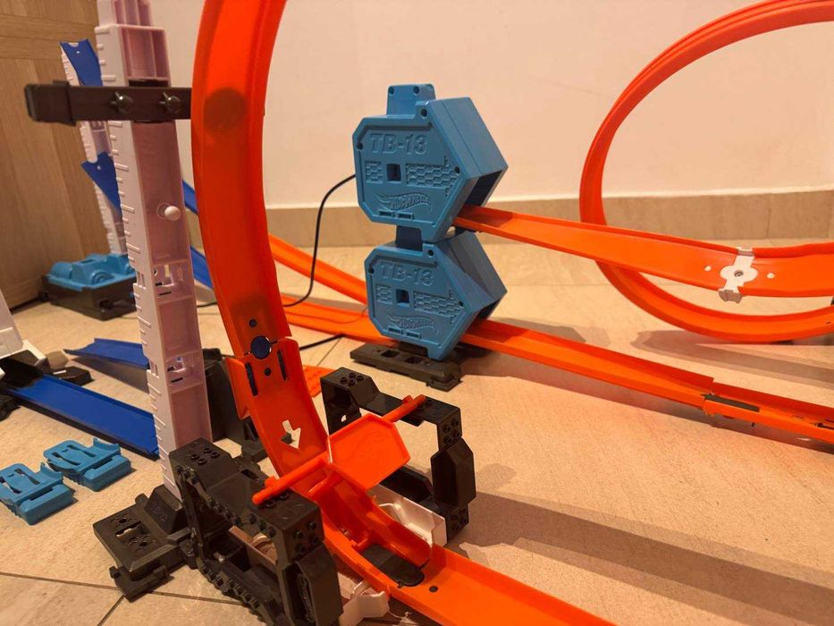 Писта Hot Wheels Track Builder kit with power boost.Най-добрата серия!