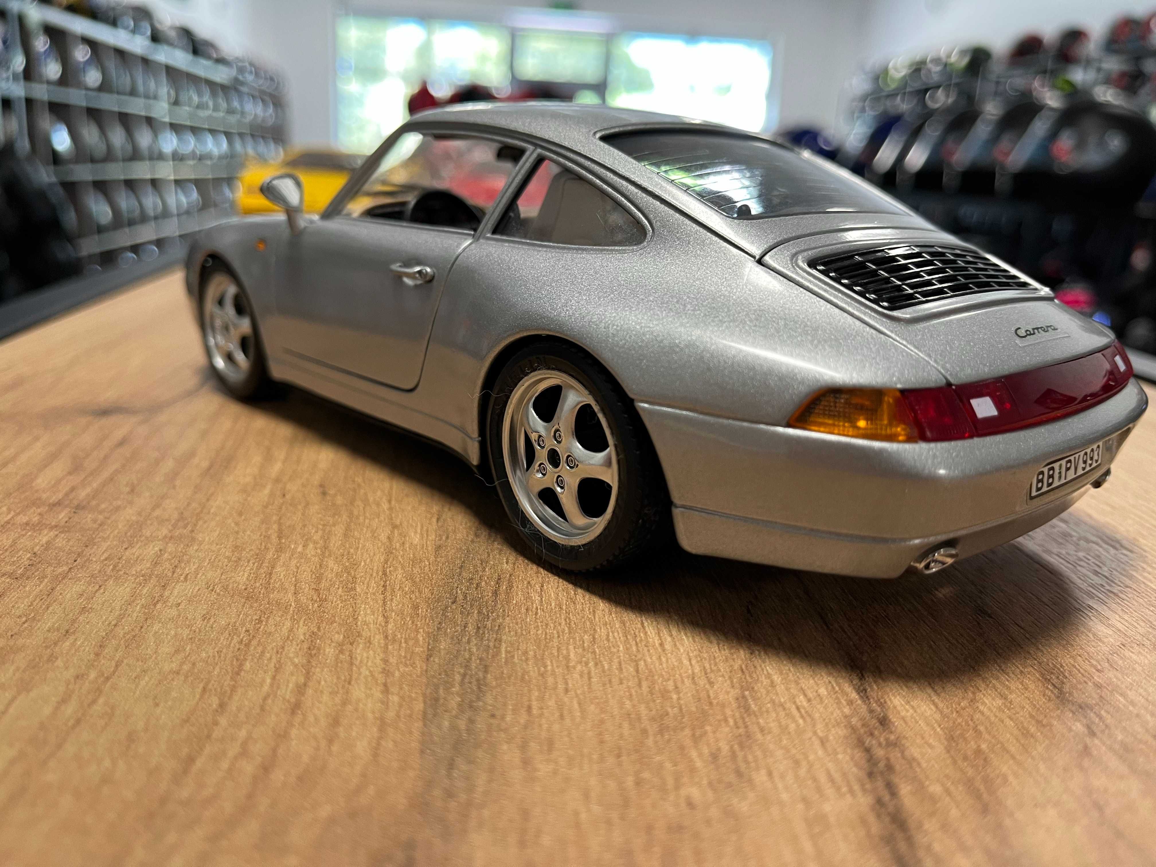 Метална колекционерска количка модел  BBURAGO PORSCHE 911  993  1:18
